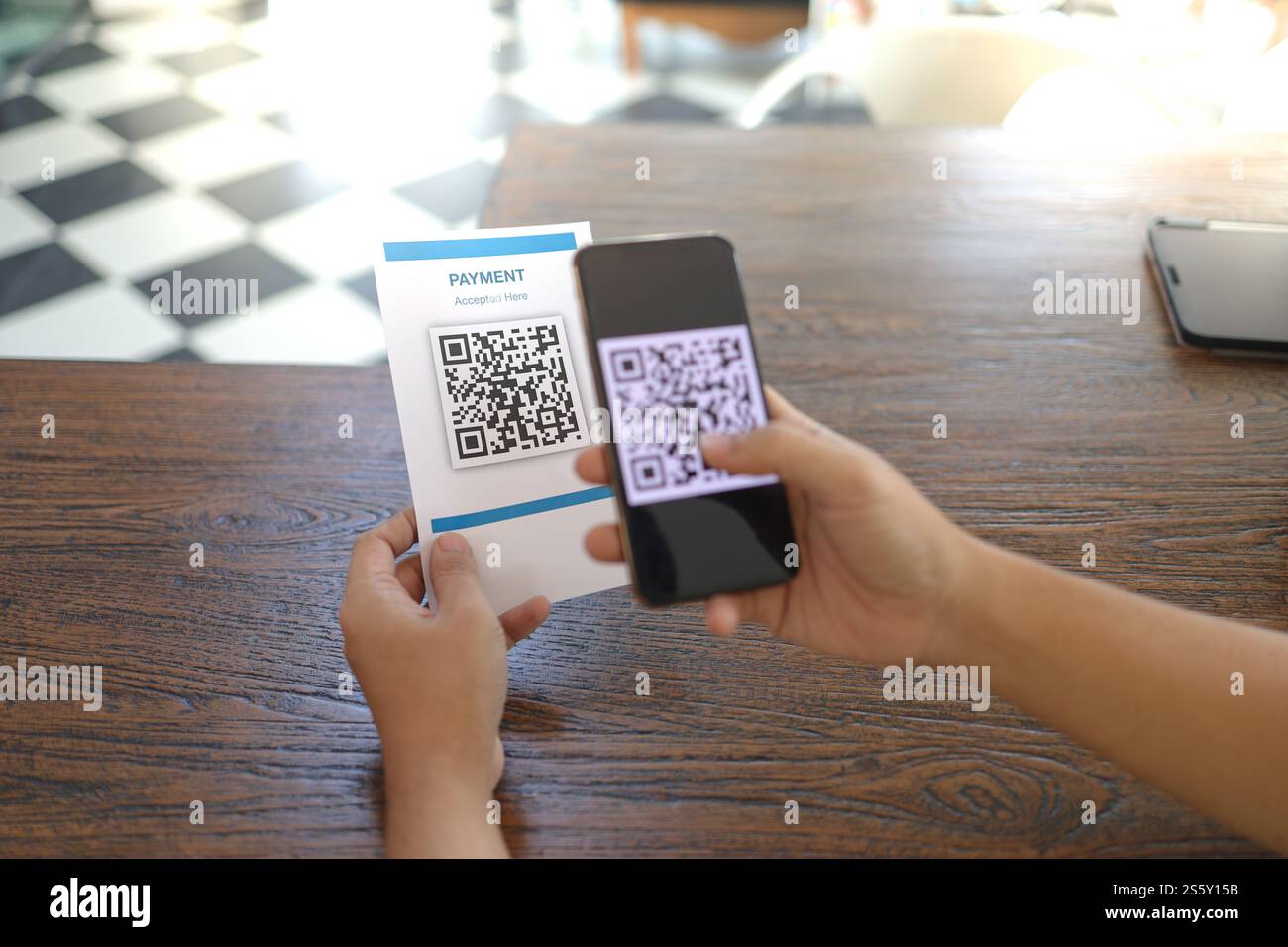 QR-Code-Zahlung. E-Wallet. Man Scanning Tag akzeptiert generiert digitale Bezahlung ohne Geld.Scannen QR Code Online Shopping Cashless Technologie Konzept Stockfoto