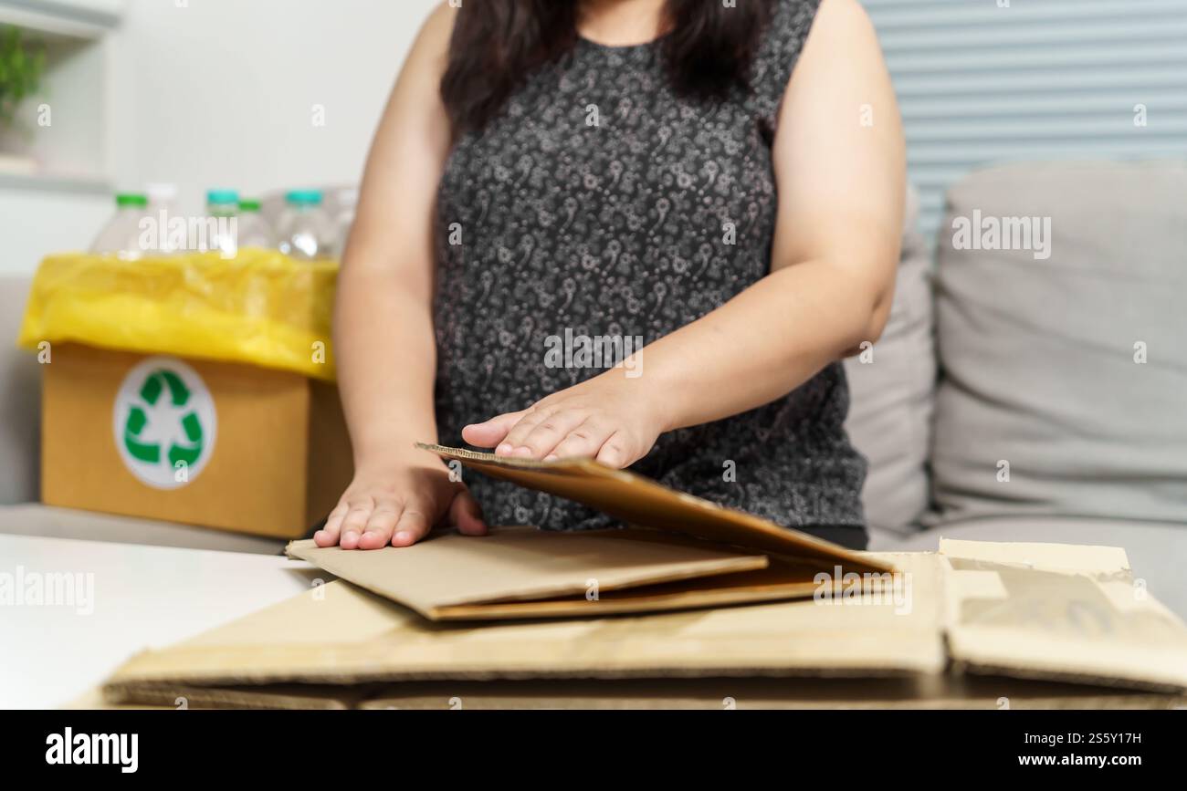 Haus recyceln ECO Zero Waste Konzept Frau mit Recycling Papierkarton. Stapelbare braune Kartonbox umweltfreundliche Verpackung aus recycelbarem Rohmaterial Stockfoto
