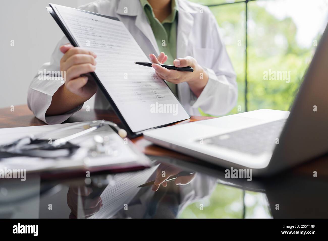 Arzt spricht mit Online-Patienten auf Laptop Online-Beratung Gesundheit Behandlung. Arzttermin zu Hause mit Online-Beratung. Stockfoto