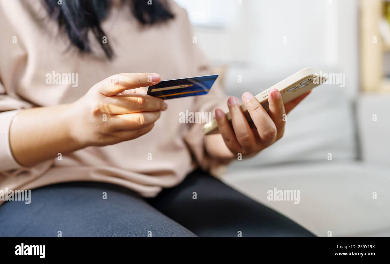 Seniorin mit Smartphone zum Online-Shopping. Handheld Handheld Handy mit Zahlung per Kreditkarte Online-Shopping elektronische Brieftasche Stockfoto