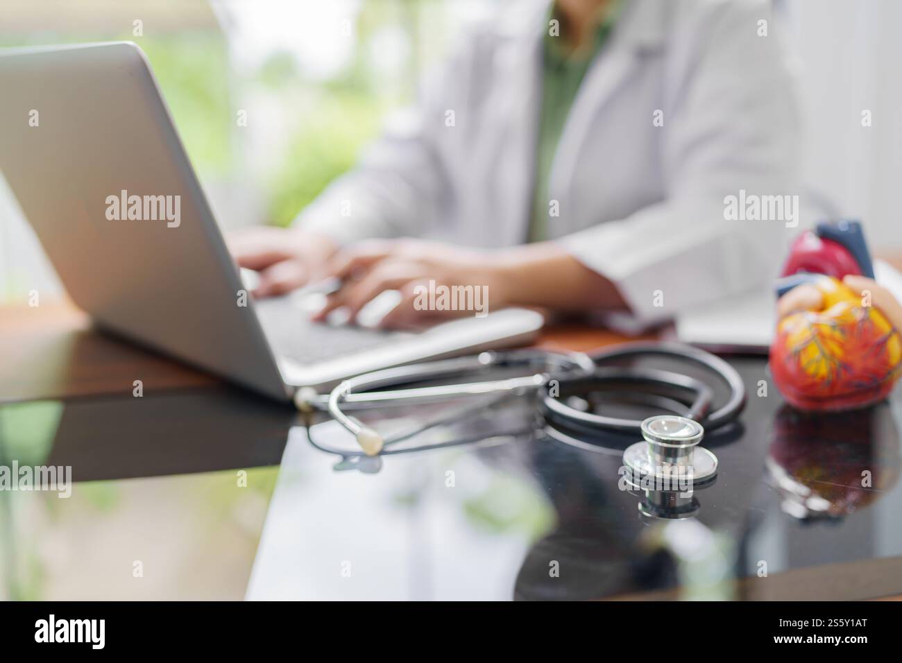 Arzt Patient auf Laptop mit anatomischem Modell des menschlichen Herzens konsultieren Kardiologe unterstützt den Termin Heart Online Doctor Stockfoto
