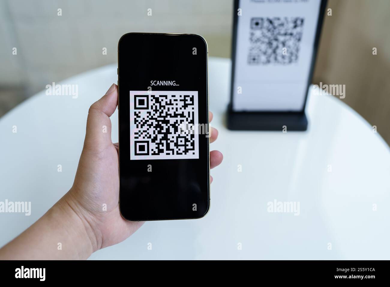 QR-Code-Zahlung. E-Wallet. Man Scanning Tag akzeptiert generieren digitale Zahlung ohne Geld.Scannen QR Code Online Shopping bargeldlose Zahlung und Stockfoto