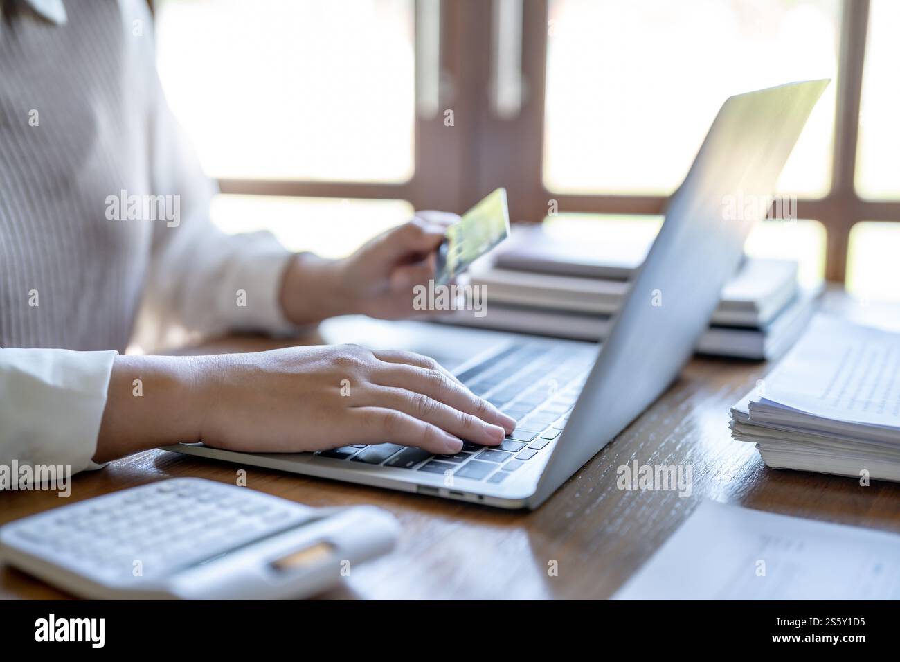 Frau, die auf einem Laptop mit Kreditkarte für Internet Online-E-Commerce-Einkaufen Geld ausgeben Online-Einkaufen Handy-Laptop-Technologie Stockfoto