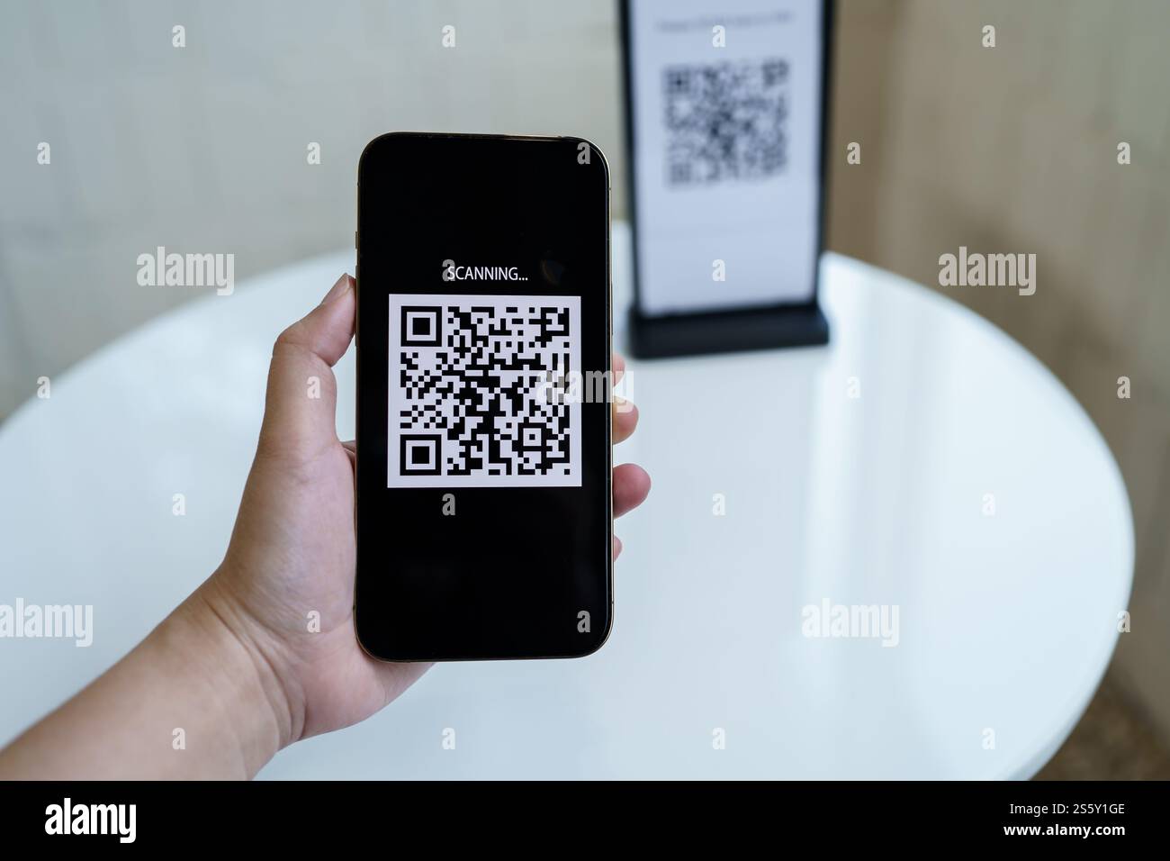 QR-Code-Zahlung. E-Wallet. Man Scanning Tag akzeptiert generieren digitale Zahlung ohne Geld.Scannen QR Code Online Shopping bargeldlose Zahlung und Stockfoto
