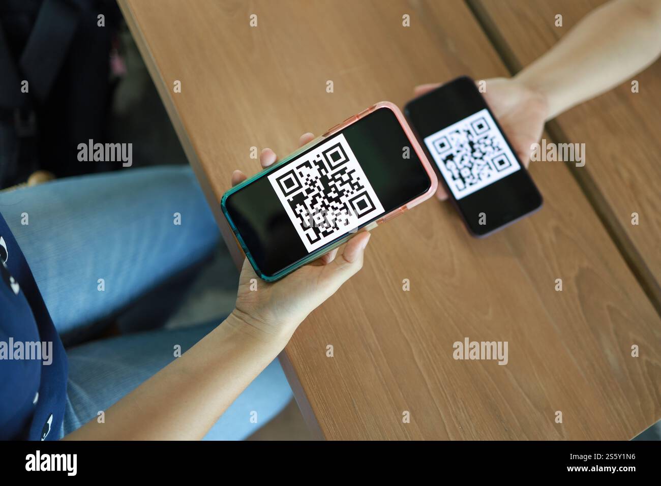 QR-Code-Zahlung. E-Wallet. Frau scannt QR-Code Online-Shopping bargeldloses Technologiekonzept Stockfoto