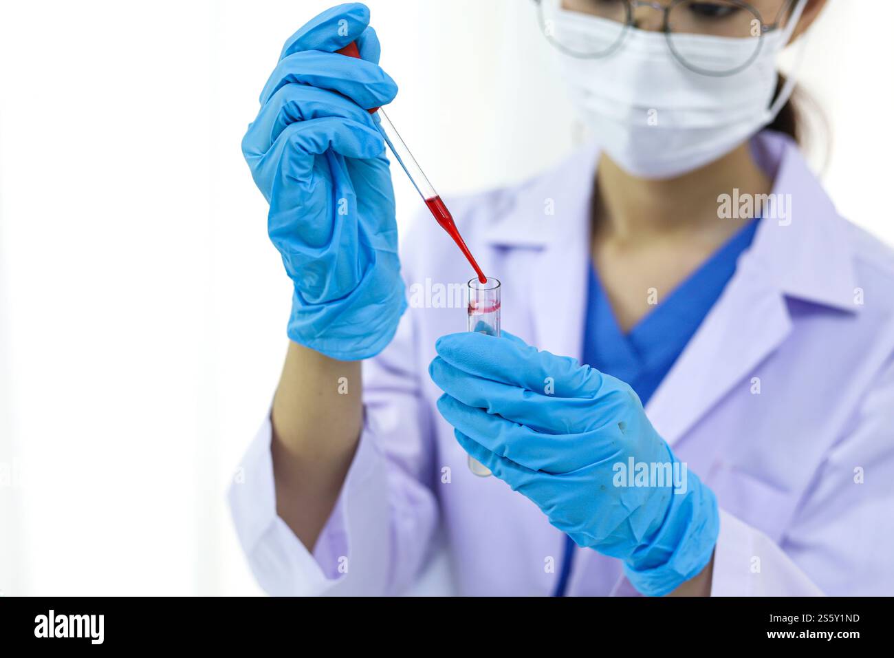 Wissenschaftler mit Coronavirus covid-19-infiziertem Blutprobenröhrchen. DNA-Testung des Blutes im Labor mit Blutentnahmeröhrchen und Stockfoto