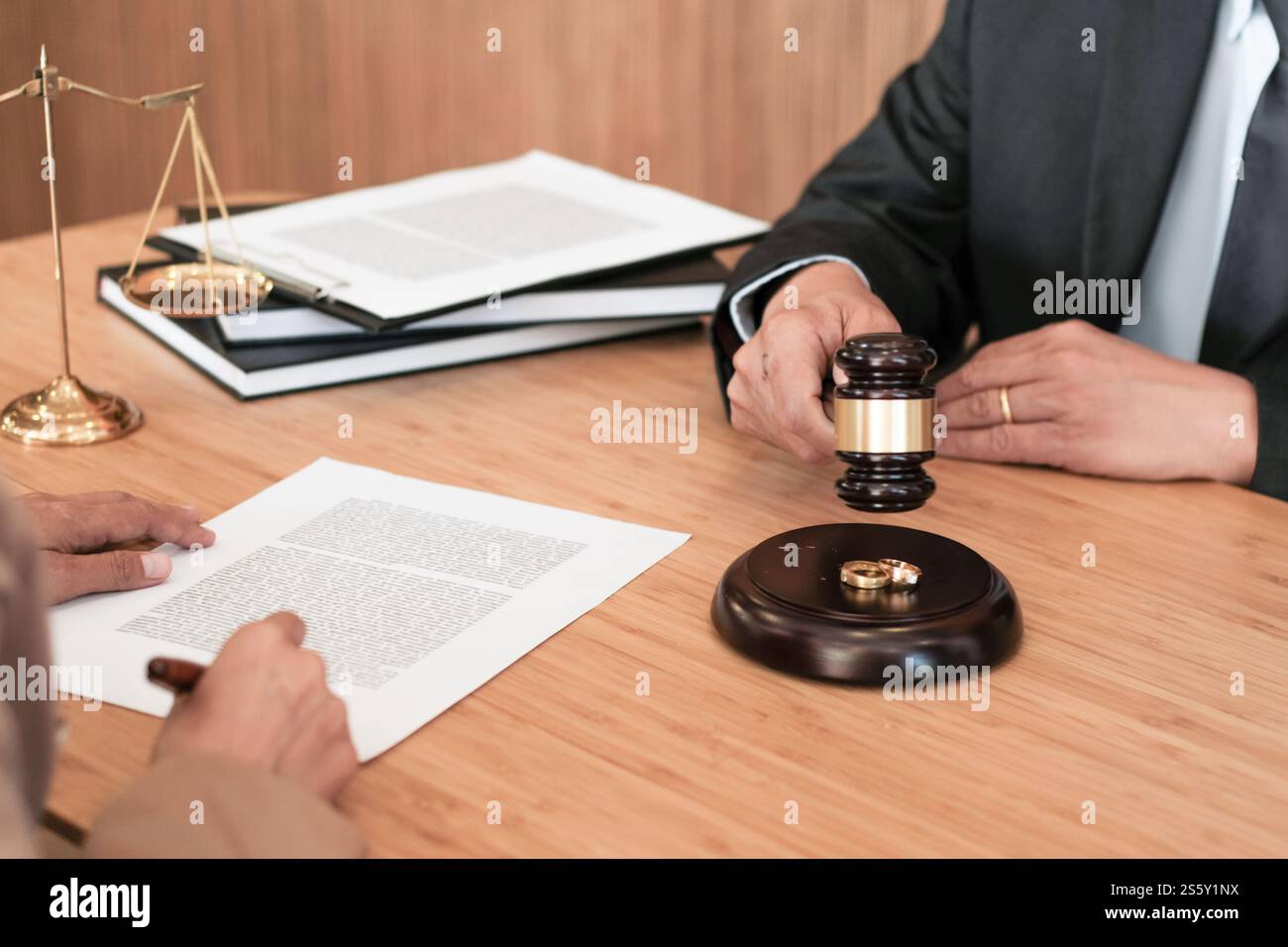 Richter gavel Entscheidung über Ehe Scheidung Unterzeichnung Papiere. Anwalt Konzept Stockfoto