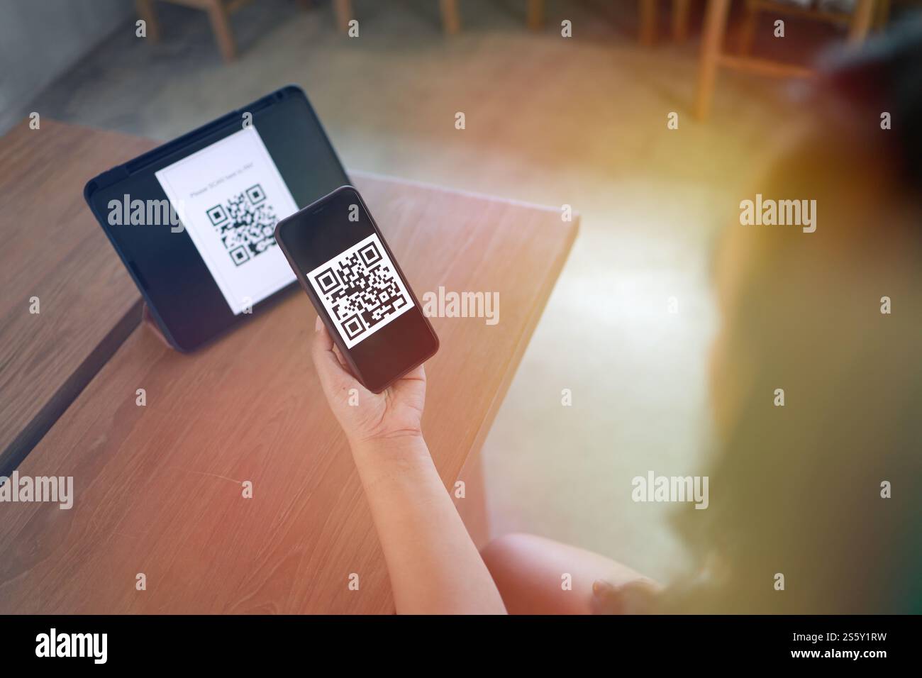 QR-Code-Zahlung. E-Wallet. Frau scannt QR-Code Online-Shopping bargeldloses Technologiekonzept Stockfoto