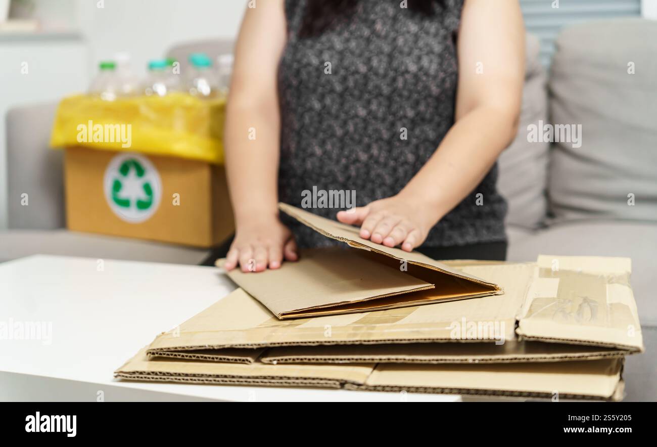 Haus recyceln ECO Zero Waste Konzept Frau mit Recycling Papierkarton. Stapelbare braune Kartonbox umweltfreundliche Verpackung aus recycelbarem Rohmaterial Stockfoto