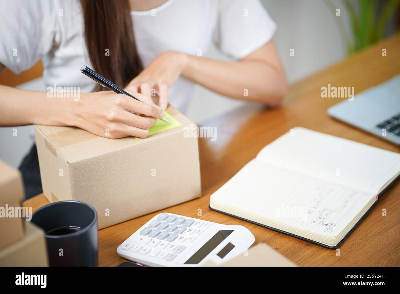 Asiatische Frau, die Paketzustellbox vorbereitet Versand für den Einkauf Online-Zustellung Postservice Menschen und Versandkonzept. Stockfoto