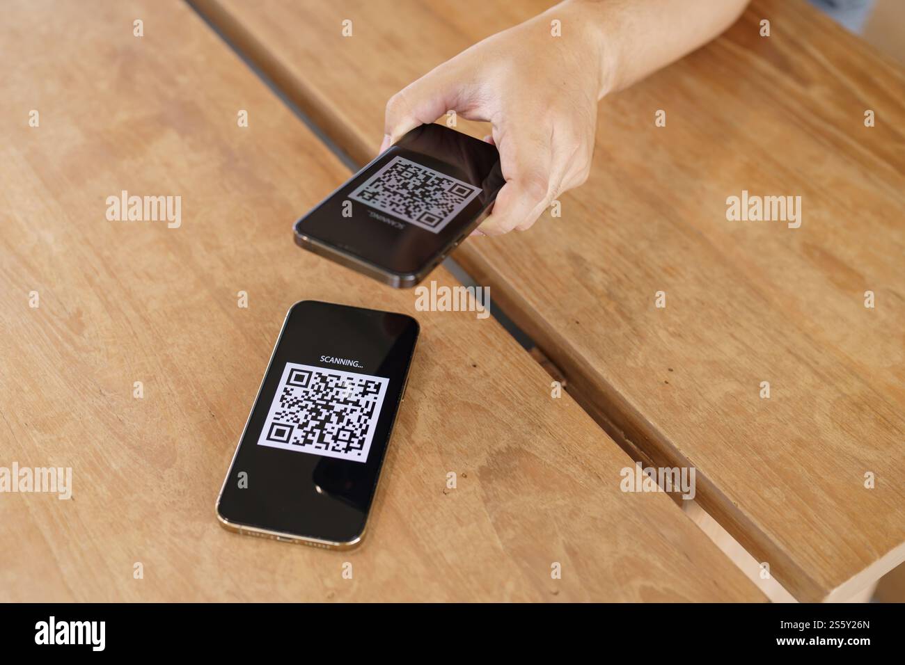 QR-Code-Zahlung. E-Wallet. Man Scanning Tag akzeptiert generieren digitale Zahlung ohne Geld.Scannen QR Code Online Shopping bargeldlose Zahlung und Stockfoto