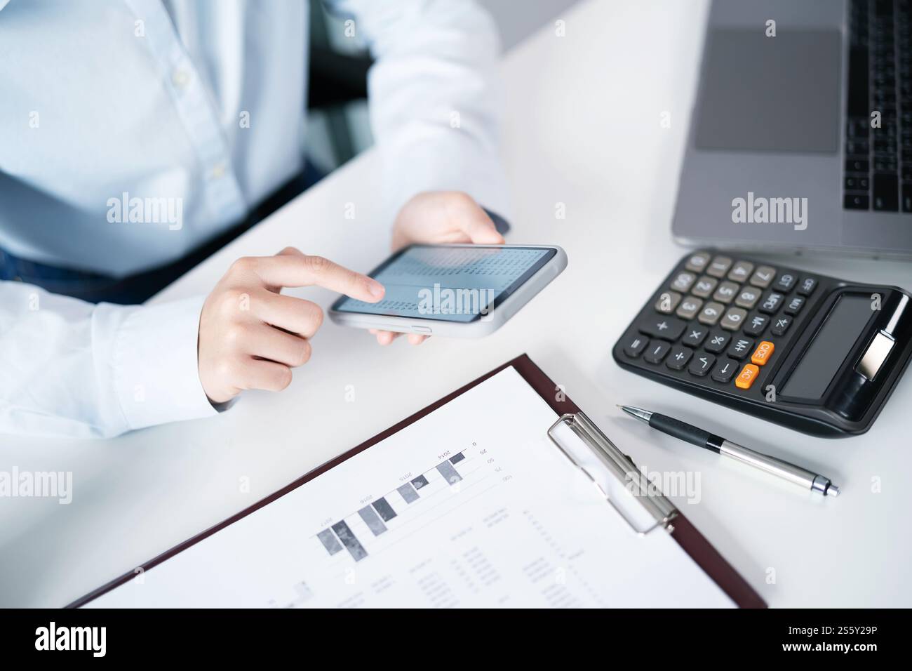 Geschäftsleute, die ein Smartphone halten, arbeiten mit mobilen Geräten. Mobiltelefontechnologie E-Commerce Stockfoto