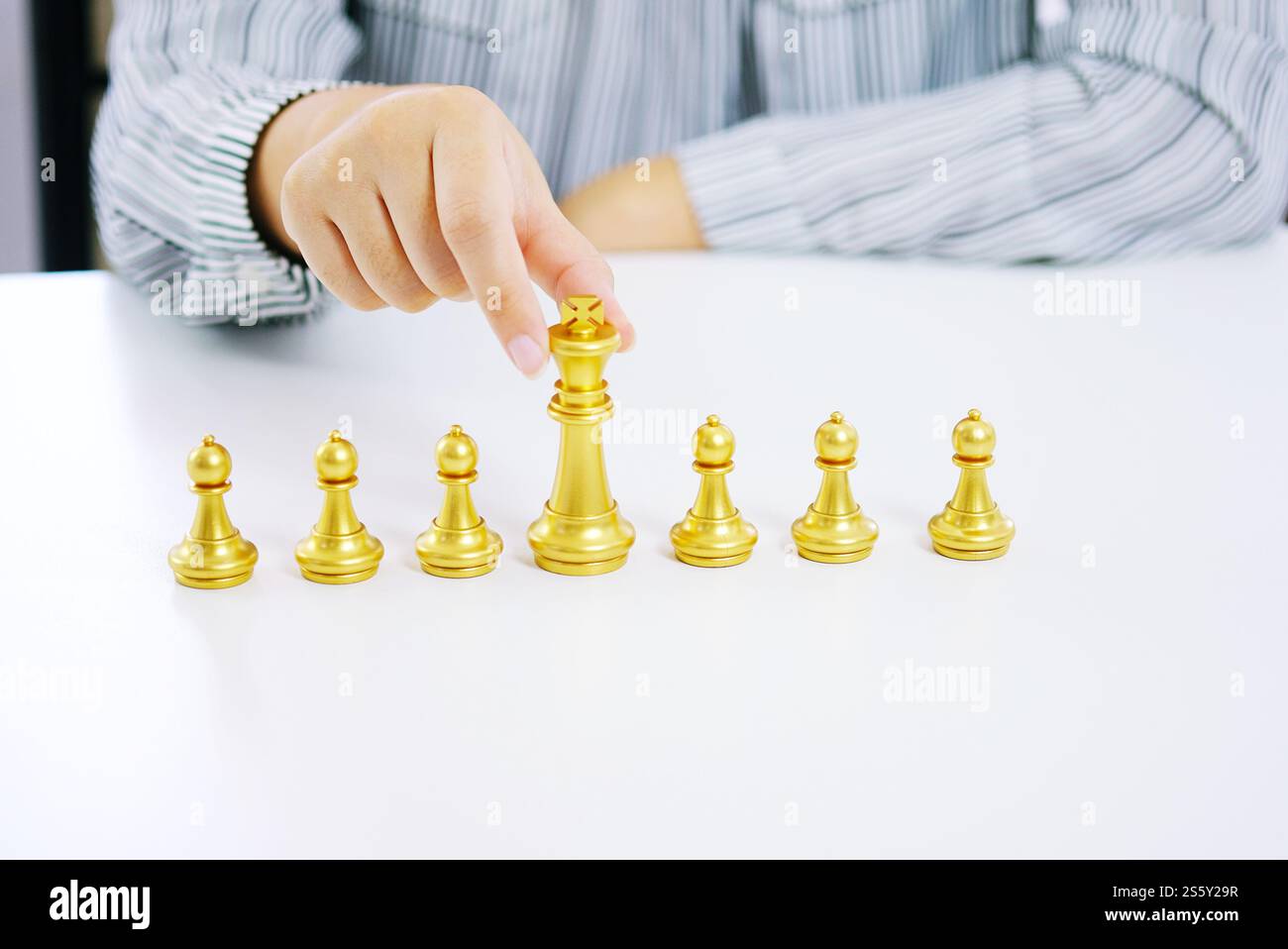 Personalkonzept Karrieremanagement mit geschlossenen Händen Planungsstrategie mit Schachfiguren Stockfoto