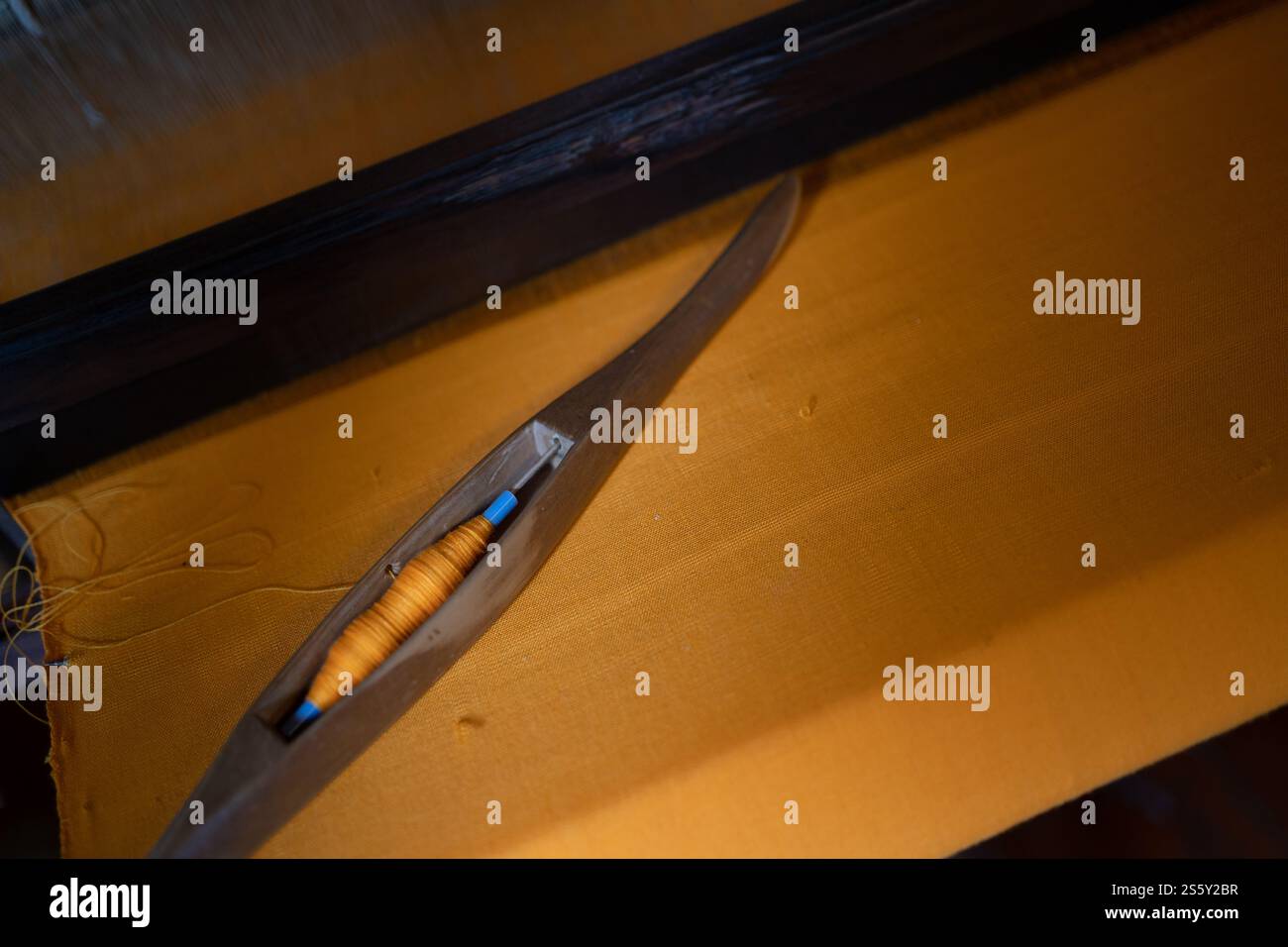 Webmaschine traditioneller Handwebstuhl. Traditionelles Kunsthandwerk weben. Stockfoto