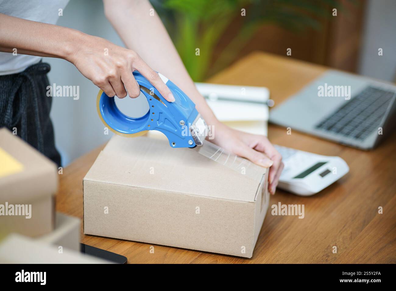 Asiatische Frau, die Paketzustellbox vorbereitet Versand für den Einkauf Online-Zustellung Postservice Menschen und Versandkonzept. Stockfoto