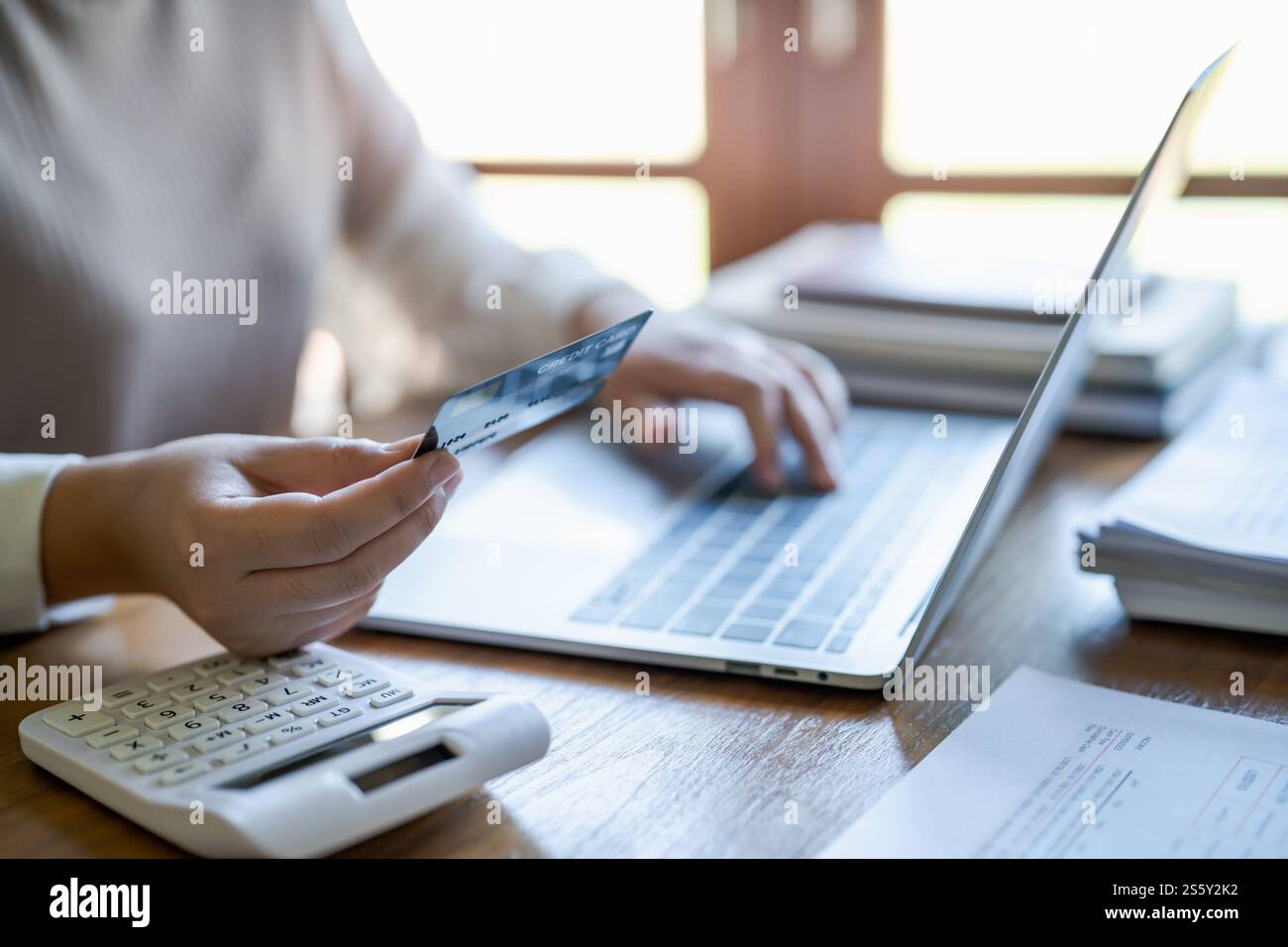 Frau, die auf einem Laptop mit Kreditkarte für Internet Online-E-Commerce-Einkaufen Geld ausgeben Online-Einkaufen Handy-Laptop-Technologie Stockfoto