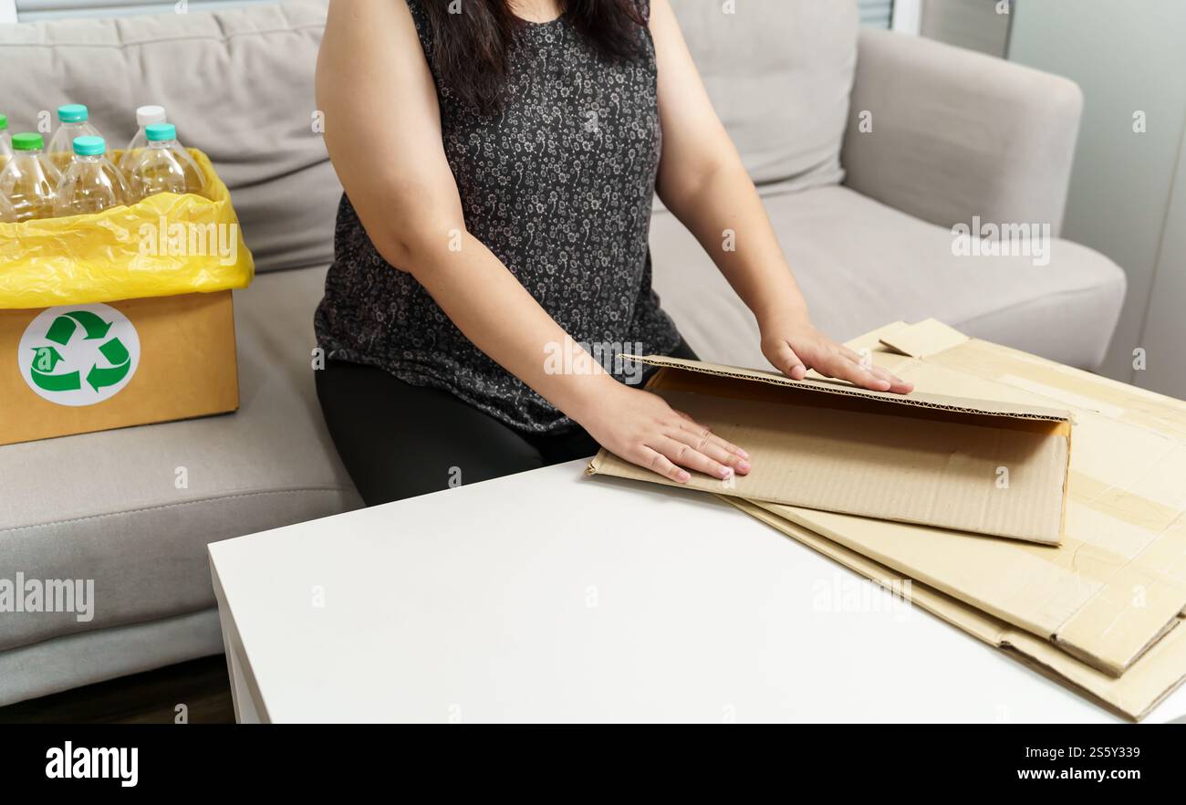 Haus recyceln ECO Zero Waste Konzept Frau mit Recycling Papierkarton. Stapelbare braune Kartonbox umweltfreundliche Verpackung aus recycelbarem Rohmaterial Stockfoto