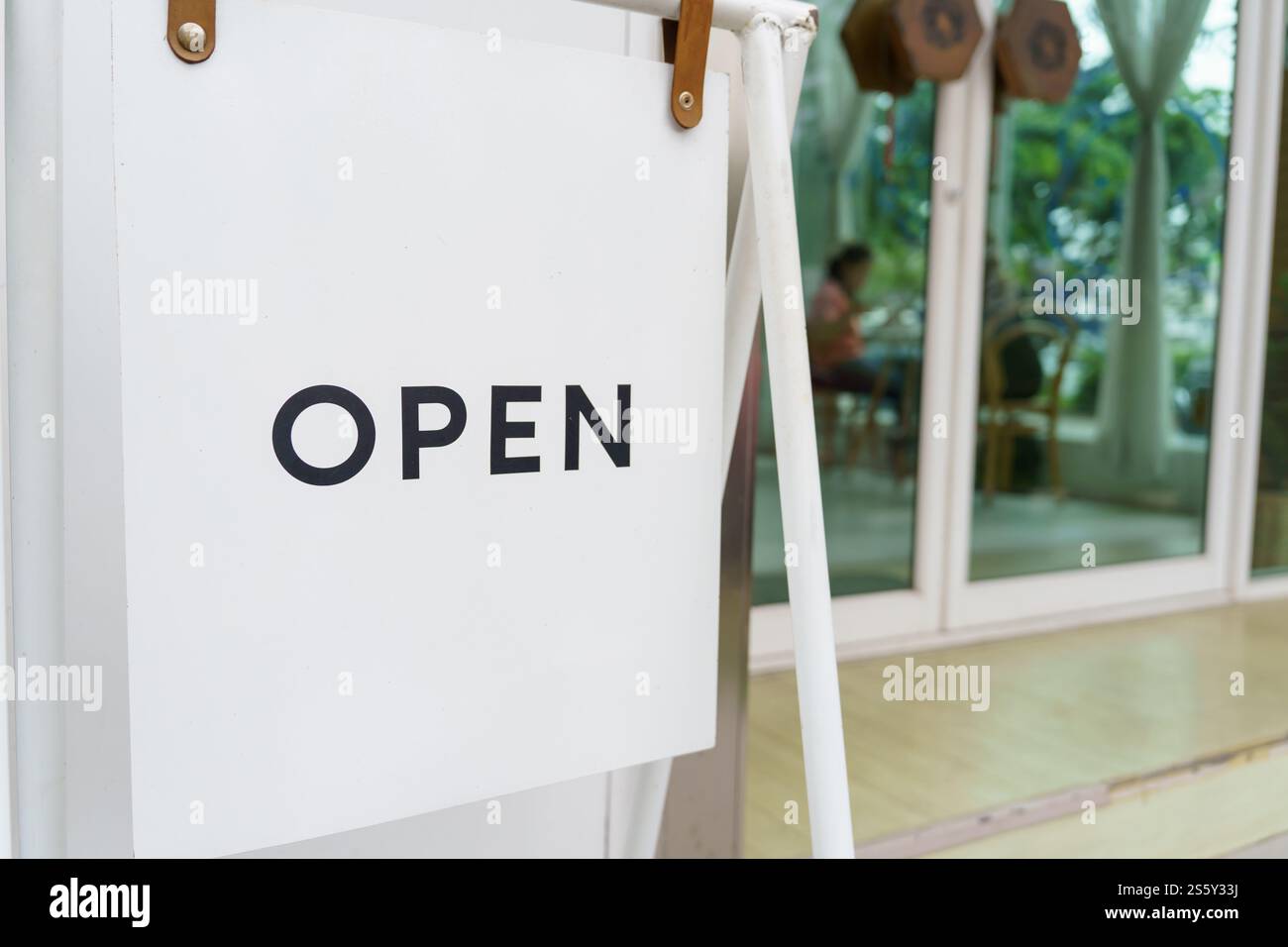 Öffnen Sie das Schild. An Bord oder Beginn der Eröffnung Begrüßungseingang eines kleinen Business-Cafés oder Restaurants und Werbung mit offenem Schild. Stockfoto