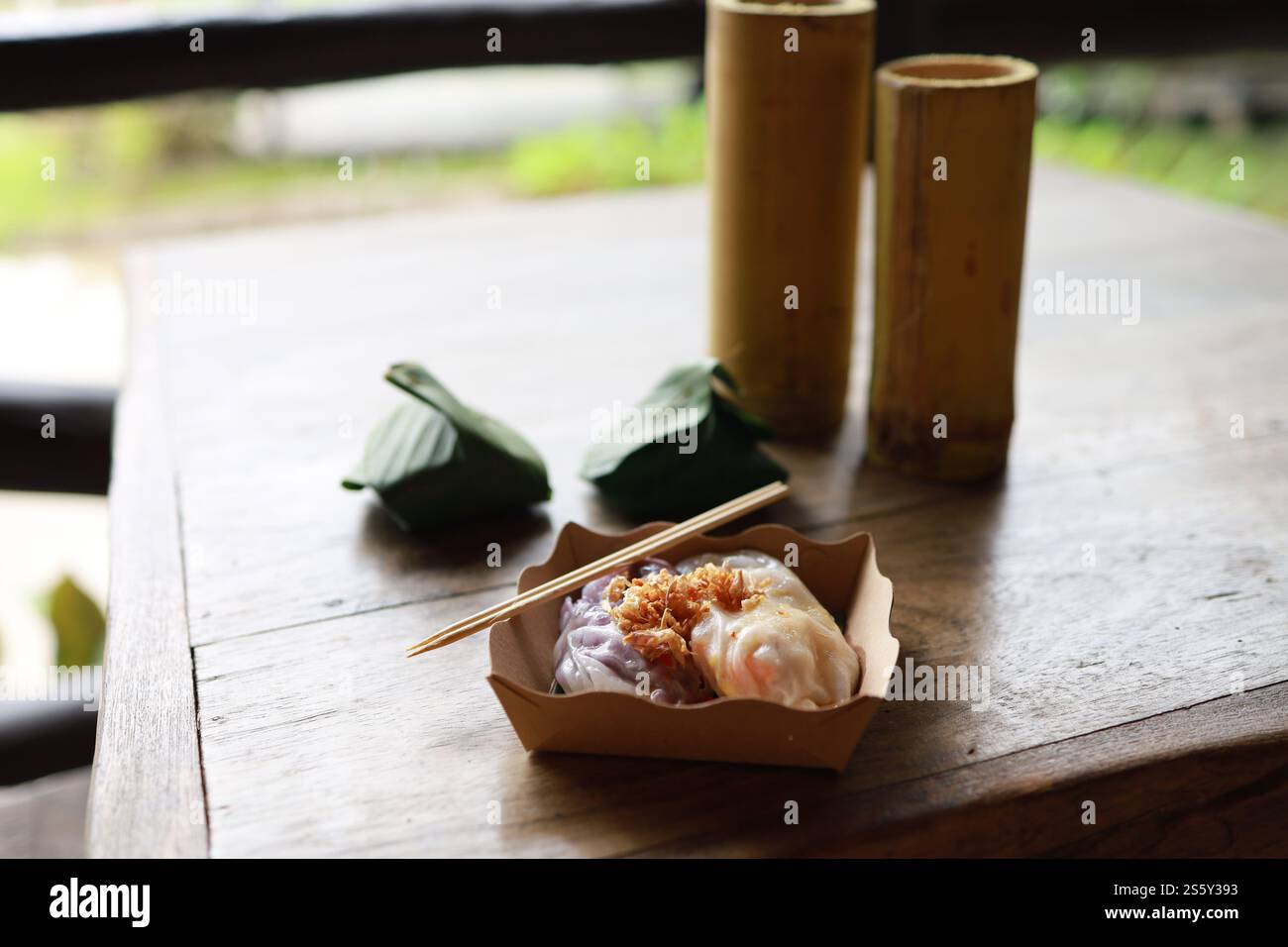 Traditionelles thailändisches Essen thailändische gedämpfte Schweineknödel auf dem Tisch orientalisches Essen Konzept. Stockfoto