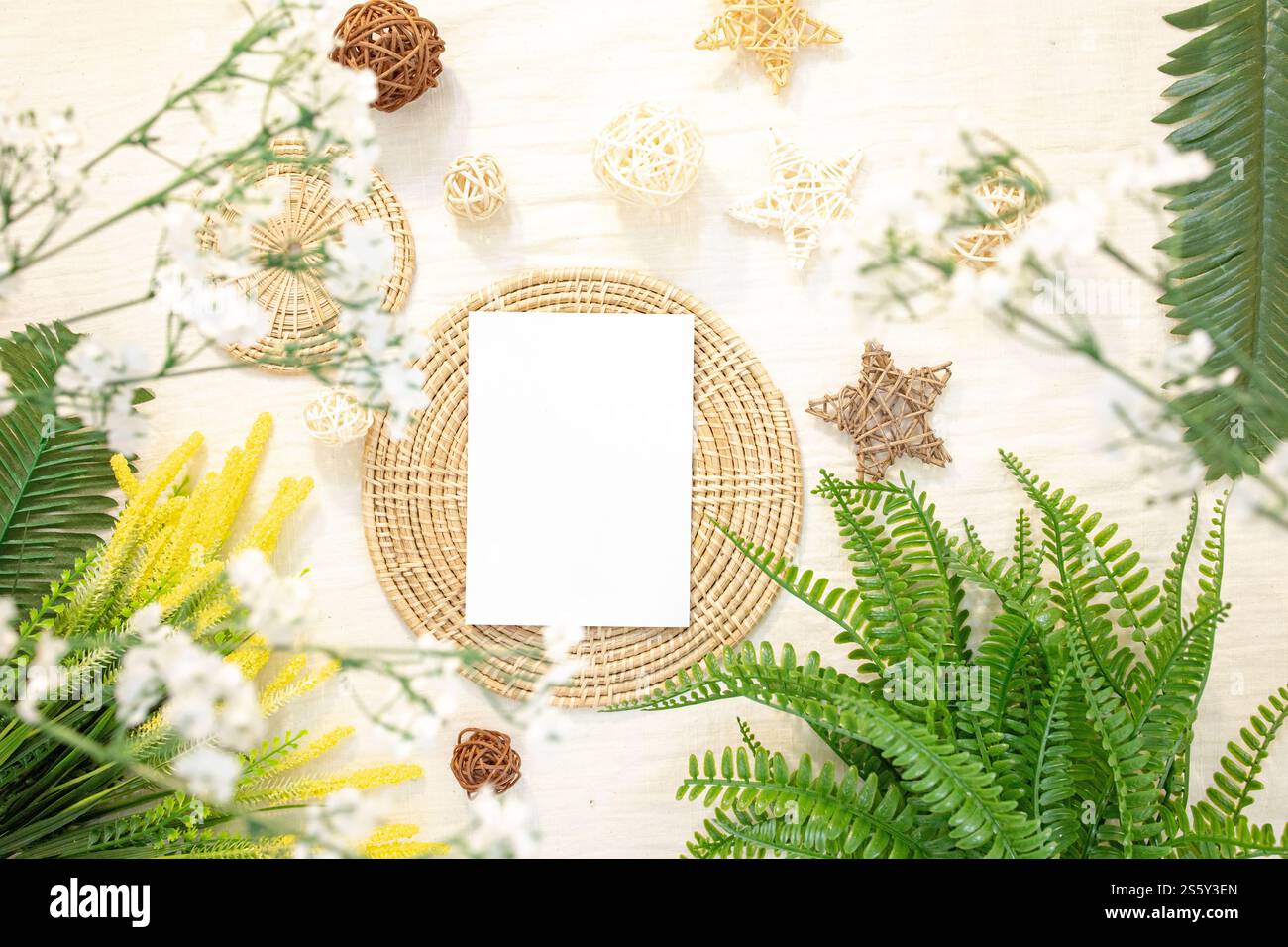 Leere Karten Mockup Designs in authentischer Umgebung weiße Grußkarten Kunstwerke oder Schreibwaren Designs. Leere Papierkarte Stockfoto