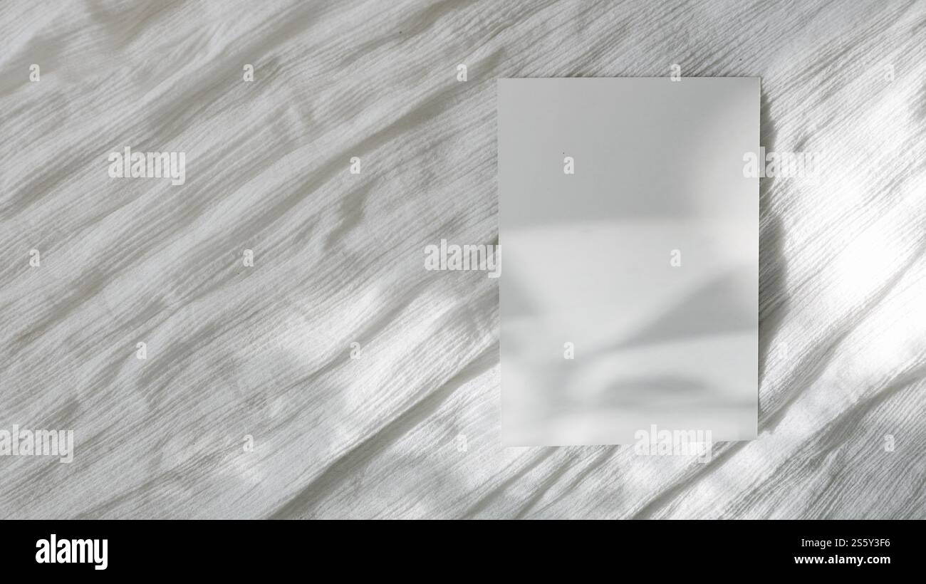 Leere Karten Mockup-Designs in einem authentischen weißen Leinen-Grußkarten-Kunstwerk oder Schreibwaren-Design. Leere Papierkarte Stockfoto