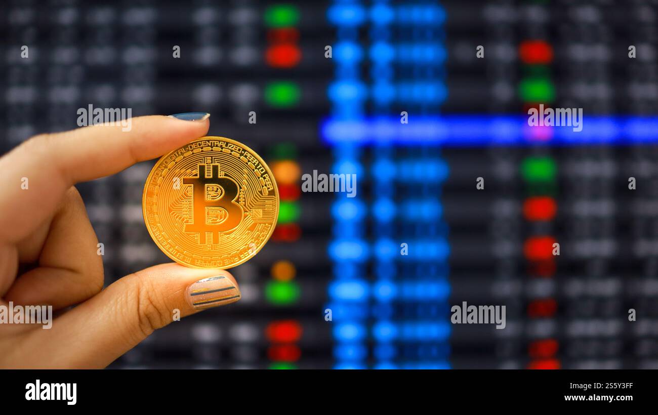 Kryptowährungssymbol Bitcoin. Gold digitale Währung Geld, das in virtuelle Anlagen investiert. Hand Hold Golden Bitcoin Investment Market Trend Financial Stockfoto