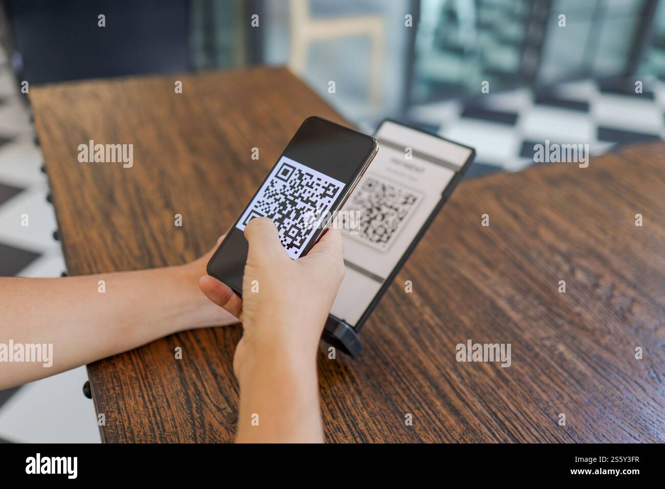 QR-Code-Zahlung. E-Wallet. Man Scanning Tag akzeptiert generiert digitale Bezahlung ohne Geld.Scannen QR Code Online Shopping Cashless Technologie Konzept Stockfoto