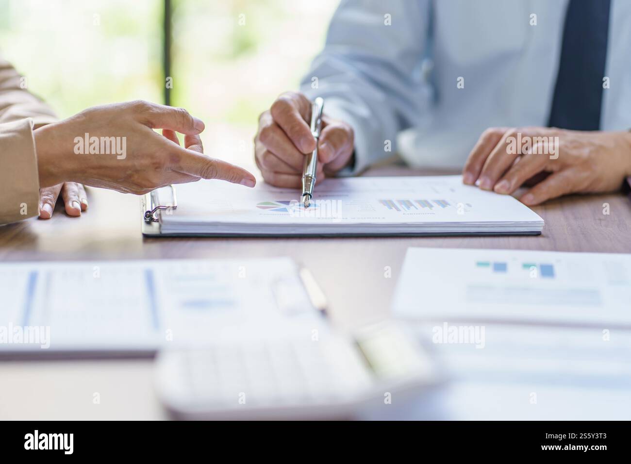 Geschäftsleute treffen sich Designideen professioneller Investor, der ein neues Start-up-Projekt arbeitet. Geschäftsmann und Geschäftsfrau arbeiten zusammen Stockfoto