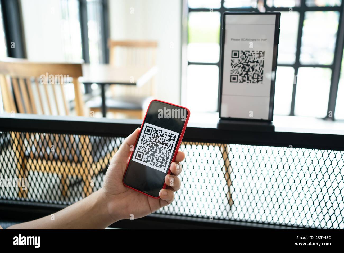 QR-Code-Zahlung. E-Wallet. Man Scanning Tag akzeptiert generieren digitale Zahlung ohne Geld.Scannen QR Code Online Shopping bargeldlose Zahlung und Stockfoto