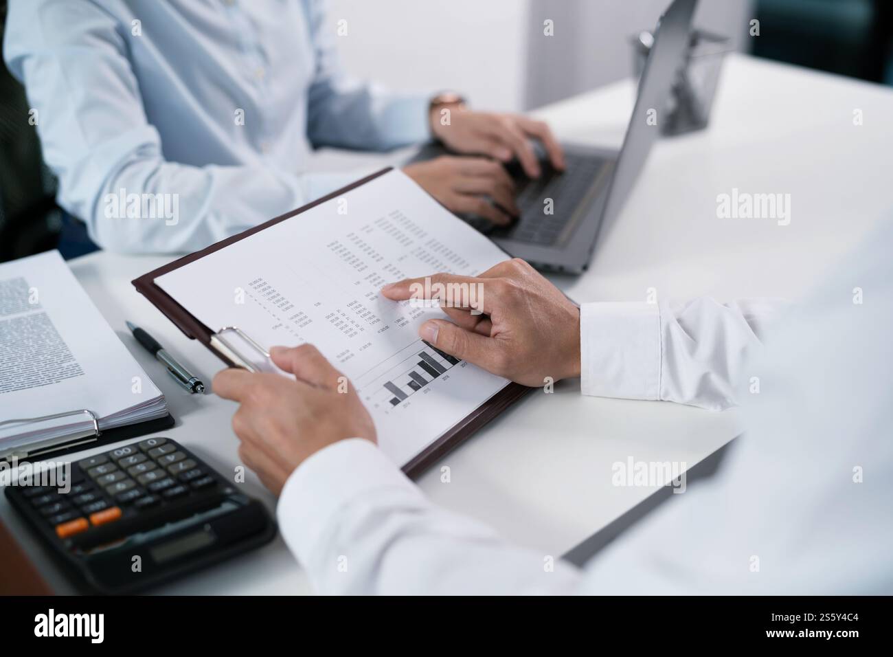 Geschäftsleute treffen sich Designideen professioneller Investor, der ein neues Start-up-Projekt arbeitet. Geschäftsmann und Geschäftsfrau arbeiten zusammen Stockfoto