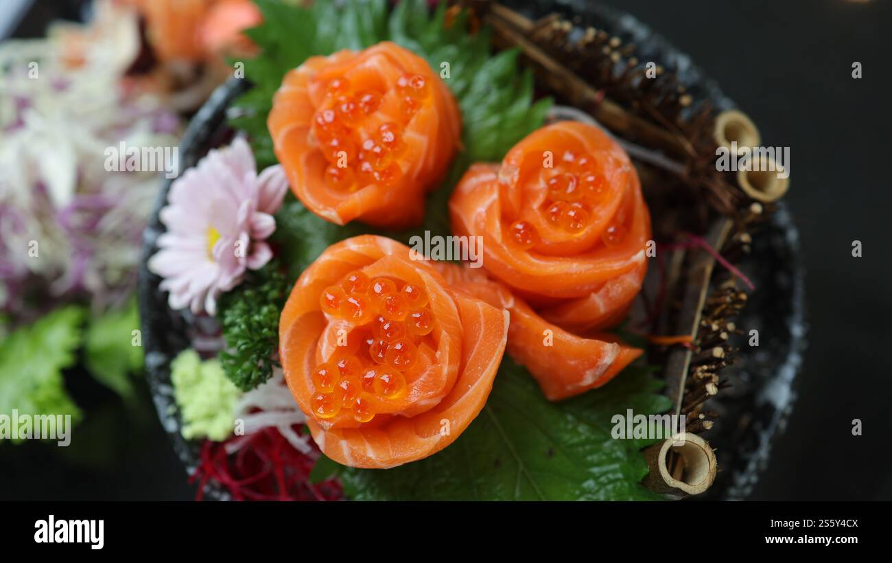 Lachs Sushi Japanisches Essen. Auf dem Tisch im Restaurant. Japanische Küche Sashimi Lachs Sushi Nigiri. Stockfoto Lachs Sushi Japanisches Essen. Auf dem Tisch im Restaurant. Japanische Küche Sashimi Lachs Sushi Nigiri. Stockfoto