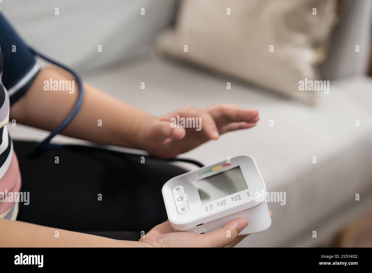 Übergewichtige Frauen plus Größe Selbstkontrollen Blutdruck und Herzfrequenztonometer Selbstkontrolle zu Hause. Stockfoto