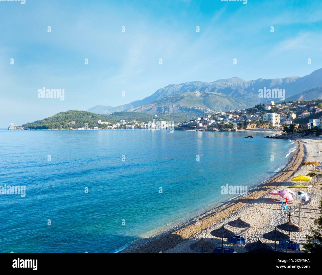 Küste Sommermorgen Himare Blick auf die Stadt mit Kieselstrand (Albanien) Stockfoto