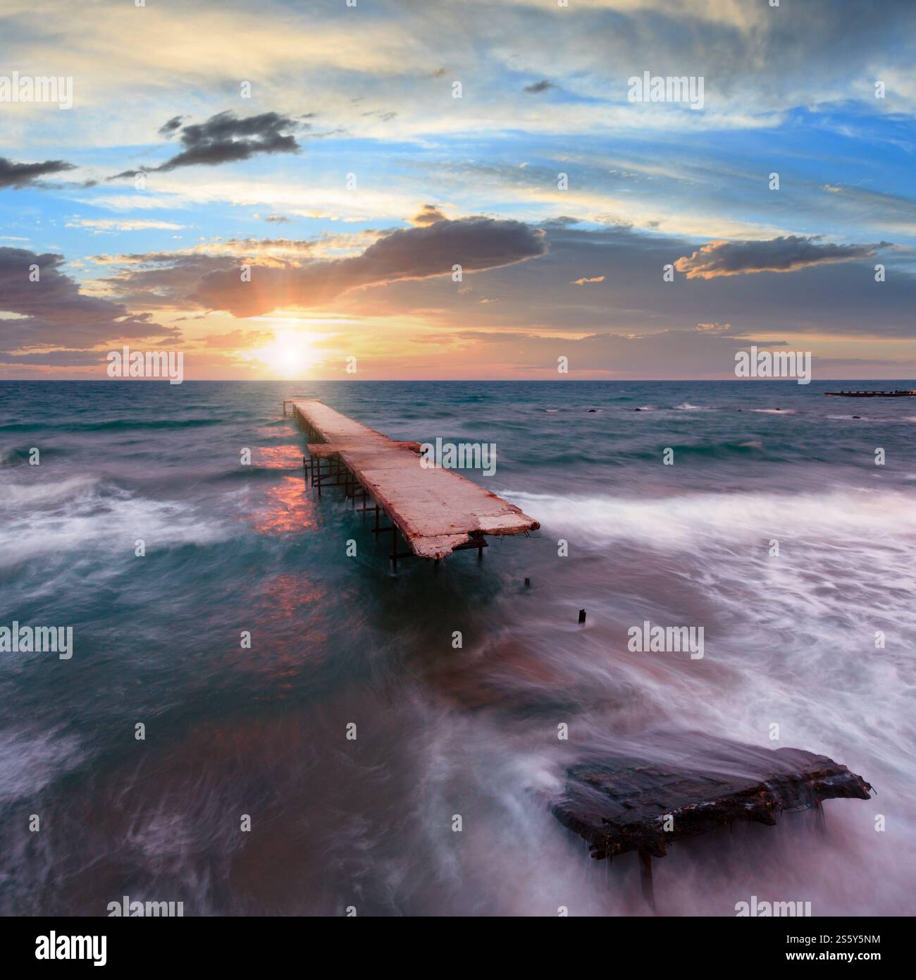 Sonnenuntergang Meer Surf und Ruine Pier Blick (Schwarzes Meer, Bulgarien). Stockfoto