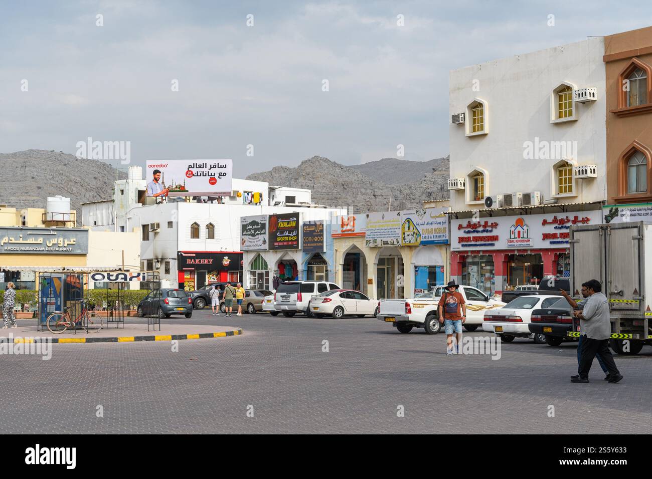 Khasab, Oman - 1. Januar 2025: Eine ruhige dörfliche Straßenszene mit Steinhäusern, schmalen Wegen und traditioneller omanischer Architektur, alle eingebettet in Stockfoto