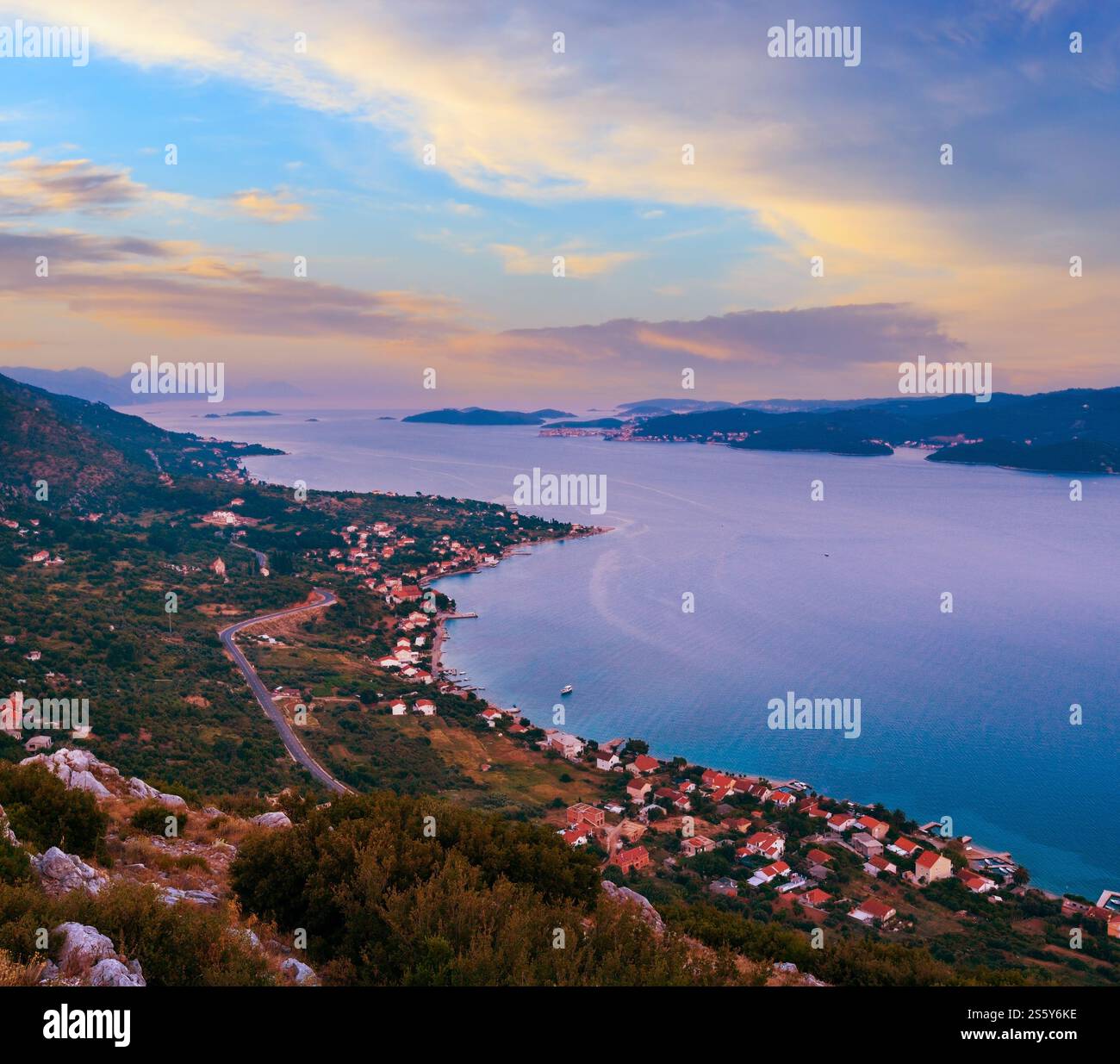 Sonnenuntergang am Meer, kroatische Inseln und Viganj Dorf am Meer (Halbinsel Peljesac, Kroatien) und Korcula Dorf und Insel in Fern. Stockfoto