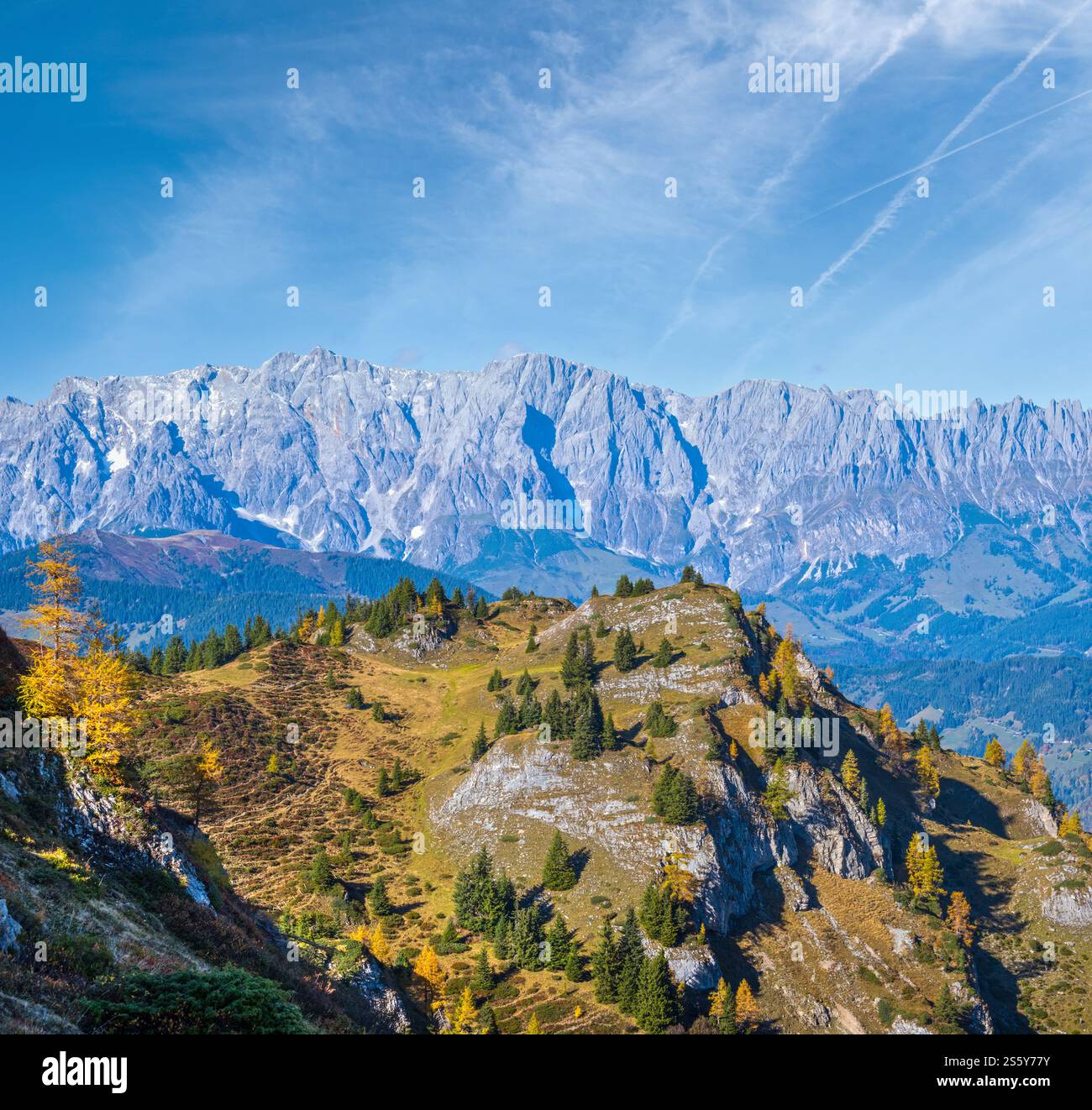 Sonnige idyllische Herbstalpenszene. Ruhiger Alpenblick vom Wanderweg von Dorfgastein zu Paarseen, Land Salzburg, Österreich. Stockfoto