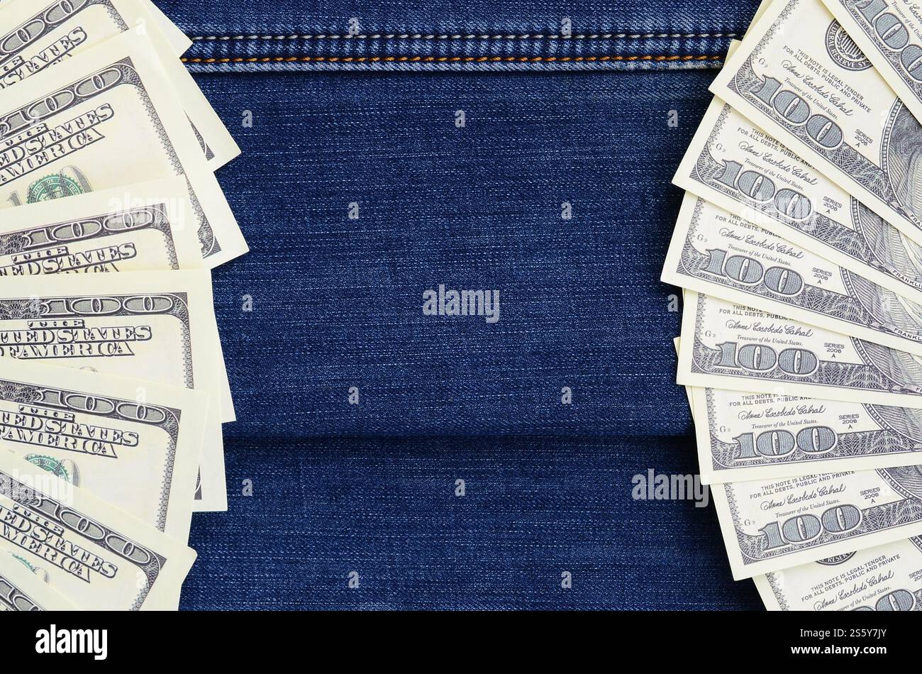 Der Fan einer Menge US-Dollar ist auf einer dunklen Jeansfläche. Hintergrundbild Stockfoto