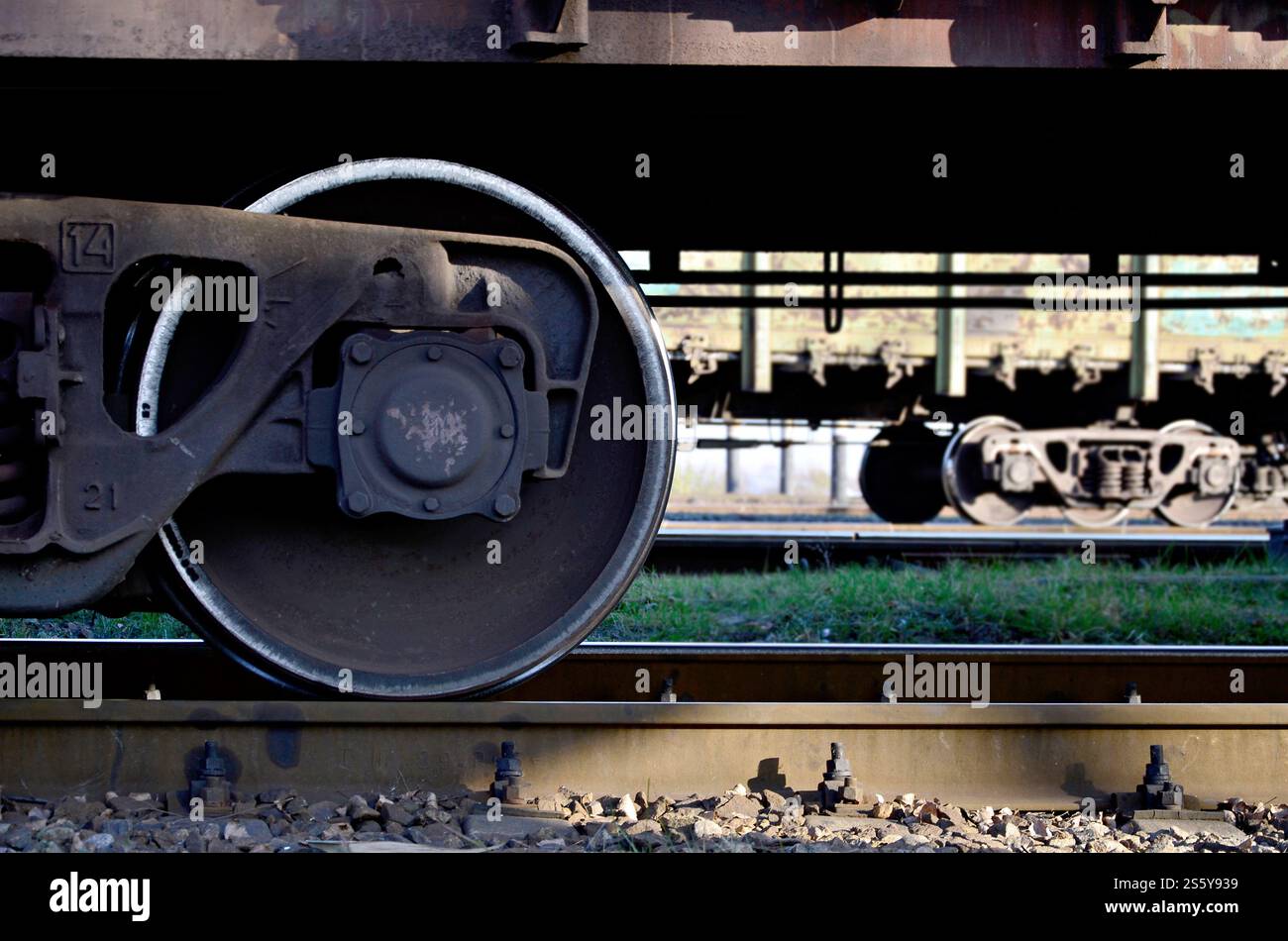 Detaillierte Foto von Eisenbahn Güterwagen. Ein Fragment der Komponenten der Güterwagen auf der Eisenbahn bei Tageslicht Stockfoto