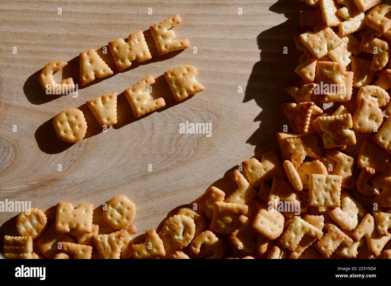 Game over. Von der salzigen Cracker Text als gedruckte Englische Briefe, die auf einer hölzernen Schneidebrett liegen. Nachricht, gesäumt mit essbare Buchstaben Stockfoto