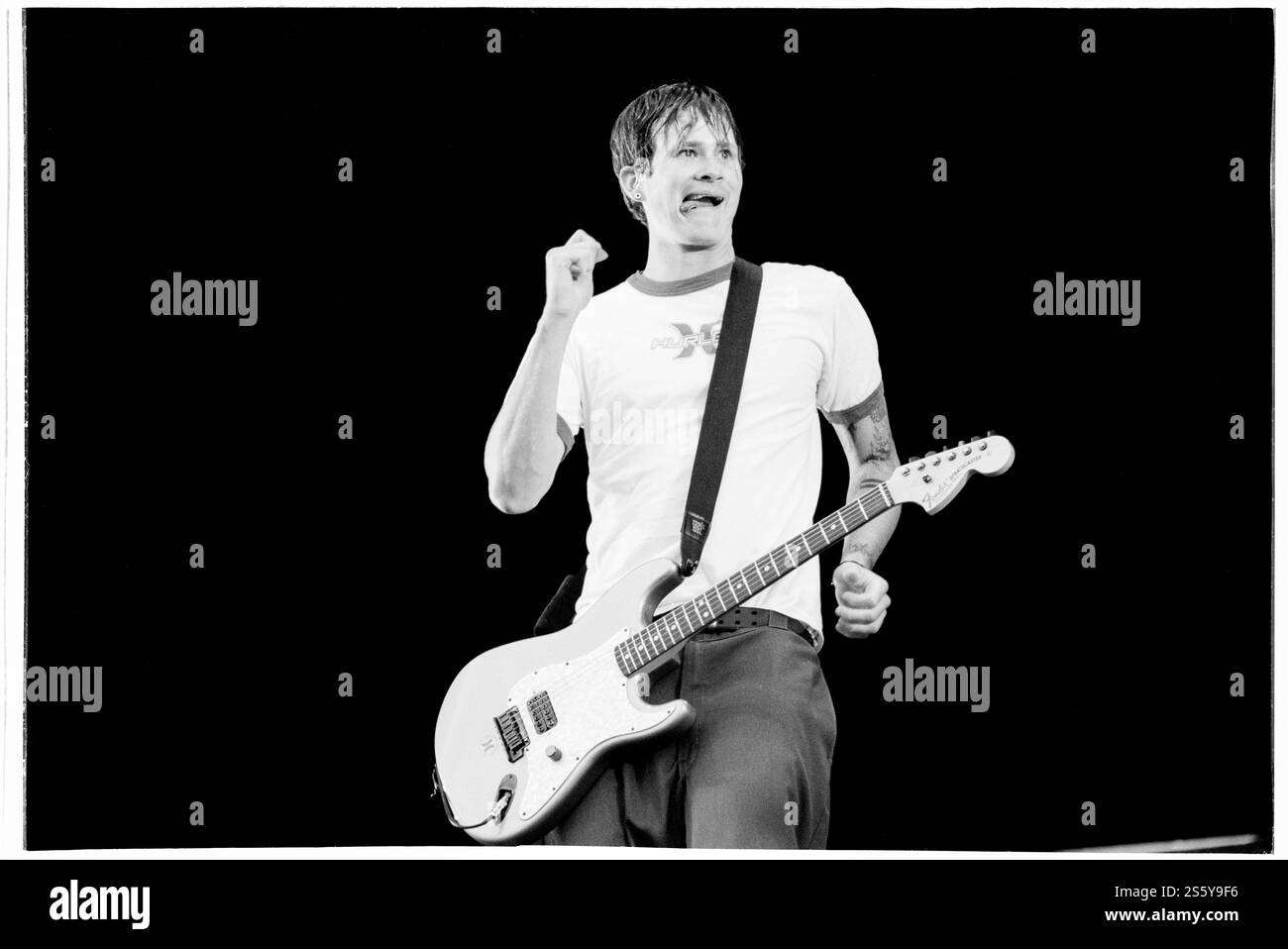 BLINK-182, READING FESTIVAL, 2000: Tom DeLonge Sänger und Gitarrist von Blink-182 spielte am 27. August 2000 auf der Main Stage beim Reading Festival, Reading, England. Foto: Rob Watkins. INFO: Blink-182 ist eine US-amerikanische Pop-Punk-Band, die 1992 gegründet wurde und für ihre eingängigen Melodien, humorvollen Texte und energiereichen Auftritte bekannt ist. Mit Hits wie All the Small Things und Enema of the State wurden sie zu Ikonen des Punk-Revivals der späten 90er Jahre. Stockfoto