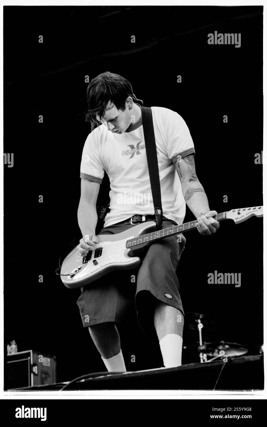 BLINK-182, READING FESTIVAL, 2000: Tom DeLonge Sänger und Gitarrist von Blink-182 spielte am 27. August 2000 auf der Main Stage beim Reading Festival, Reading, England. Foto: Rob Watkins. INFO: Blink-182 ist eine US-amerikanische Pop-Punk-Band, die 1992 gegründet wurde und für ihre eingängigen Melodien, humorvollen Texte und energiereichen Auftritte bekannt ist. Mit Hits wie All the Small Things und Enema of the State wurden sie zu Ikonen des Punk-Revivals der späten 90er Jahre. Stockfoto