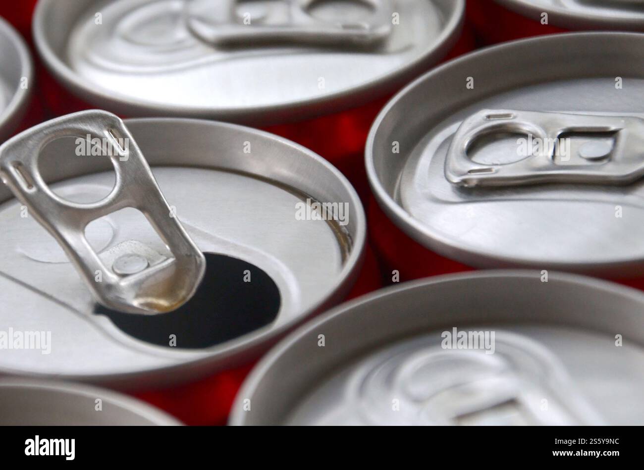 Viele Alu-Soda-Getränkedosen schließen sich. Werbung für Soda- oder Blechdosen-Massenproduktion. Viele Getränkedosen aus Aluminium. Werbung für Stockfoto