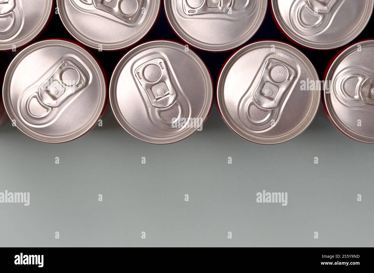 Viele neue Aluminiumdosen mit alkoholfreien Limonaden, Limonade Cola, Bier oder Energy Drink. Konzept der Getränkeherstellung und Massenproduktion. Viele Stockfoto
