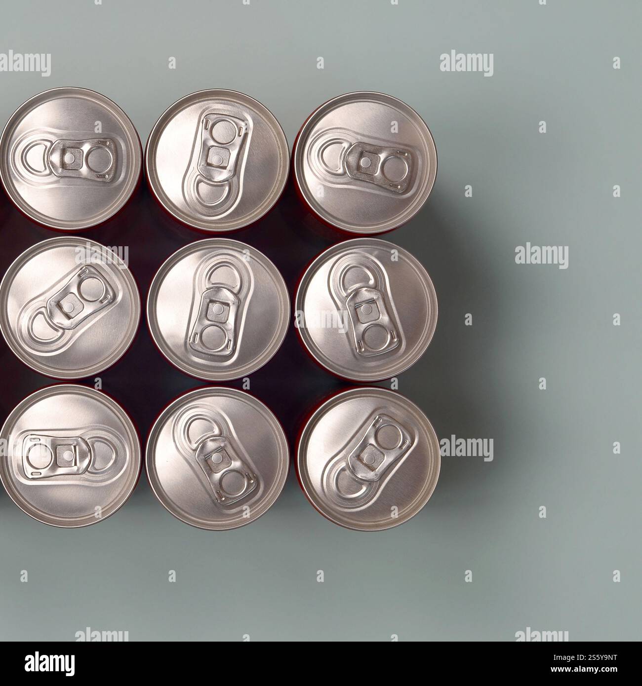 Viele neue Aluminiumdosen mit alkoholfreien Limonaden, Limonade Cola, Bier oder Energy Drink. Konzept der Getränkeherstellung und Massenproduktion. Viele Stockfoto