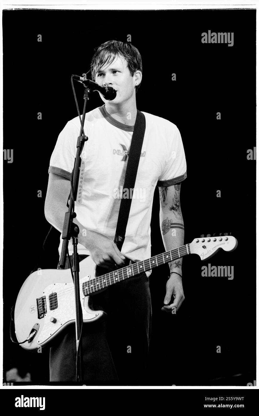 BLINK-182, READING FESTIVAL, 2000: Tom DeLonge Sänger und Gitarrist von Blink-182 spielte am 27. August 2000 auf der Main Stage beim Reading Festival, Reading, England. Foto: Rob Watkins. INFO: Blink-182 ist eine US-amerikanische Pop-Punk-Band, die 1992 gegründet wurde und für ihre eingängigen Melodien, humorvollen Texte und energiereichen Auftritte bekannt ist. Mit Hits wie All the Small Things und Enema of the State wurden sie zu Ikonen des Punk-Revivals der späten 90er Jahre. Stockfoto