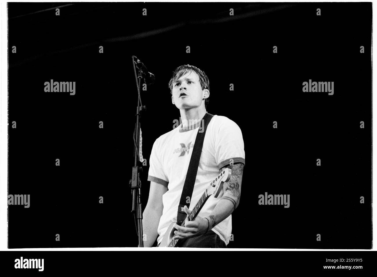 BLINK-182, READING FESTIVAL, 2000: Tom DeLonge Sänger und Gitarrist von Blink-182 spielte am 27. August 2000 auf der Main Stage beim Reading Festival, Reading, England. Foto: Rob Watkins. INFO: Blink-182 ist eine US-amerikanische Pop-Punk-Band, die 1992 gegründet wurde und für ihre eingängigen Melodien, humorvollen Texte und energiereichen Auftritte bekannt ist. Mit Hits wie All the Small Things und Enema of the State wurden sie zu Ikonen des Punk-Revivals der späten 90er Jahre. Stockfoto