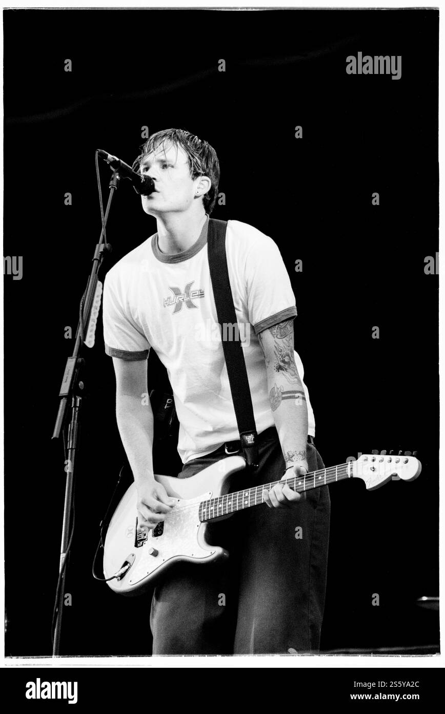 BLINK-182, READING FESTIVAL, 2000: Tom DeLonge Sänger und Gitarrist von Blink-182 spielte am 27. August 2000 auf der Main Stage beim Reading Festival, Reading, England. Foto: Rob Watkins. INFO: Blink-182 ist eine US-amerikanische Pop-Punk-Band, die 1992 gegründet wurde und für ihre eingängigen Melodien, humorvollen Texte und energiereichen Auftritte bekannt ist. Mit Hits wie All the Small Things und Enema of the State wurden sie zu Ikonen des Punk-Revivals der späten 90er Jahre. Stockfoto