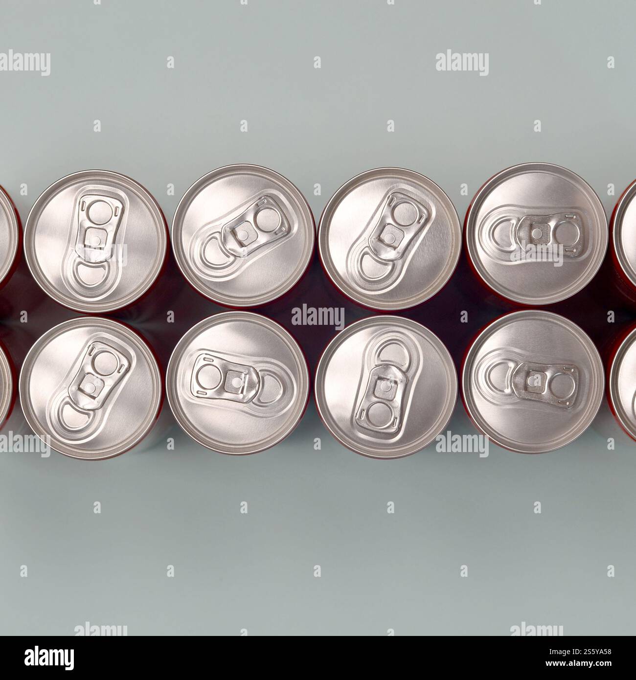 Viele neue Aluminiumdosen mit alkoholfreien Limonaden, Limonade Cola, Bier oder Energy Drink. Konzept der Getränkeherstellung und Massenproduktion. Viele Stockfoto