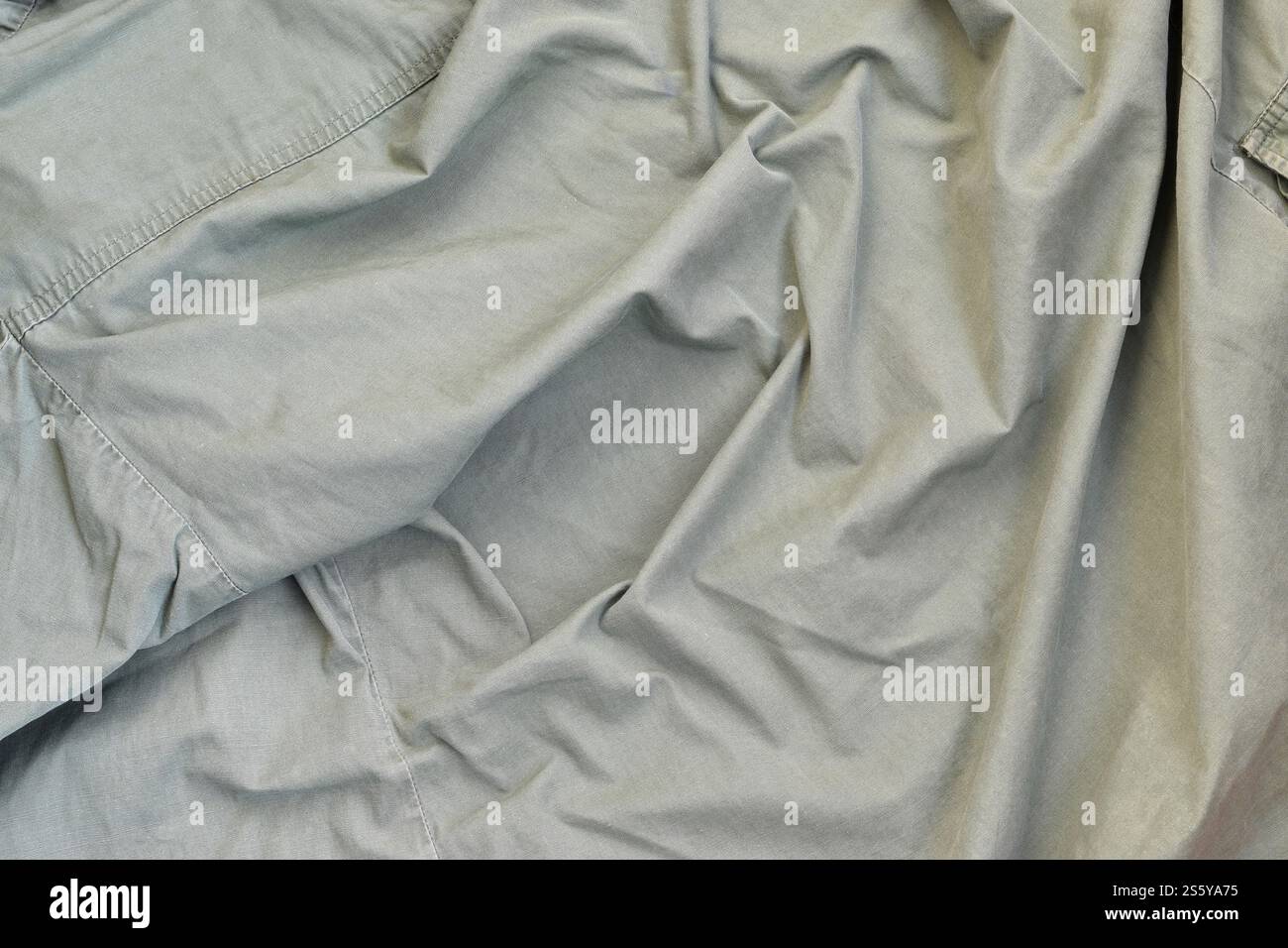 Die Textur des Stoffes ist olivfarben und ähnelt der Uniform amerikanischer Soldaten aus dem Zweiten Weltkrieg. Hintergrundbild für Stockfoto